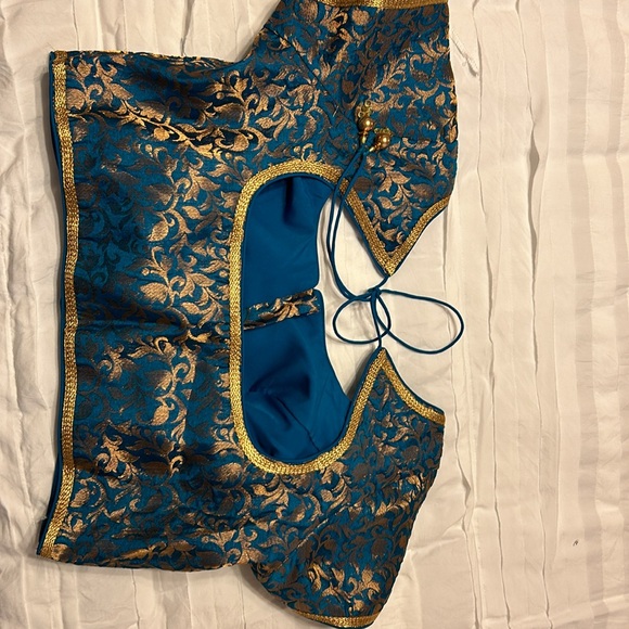 Indian silk blouse blu and gold pattern - Picture 2 of 2